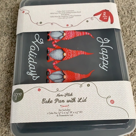 Holiday gnome non stick cake pan with lid - Picture 2 of 4